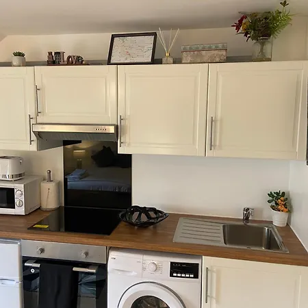 London Studio Self Contained, Newly Furbished